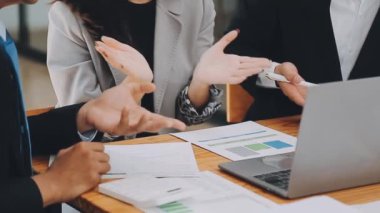 Bir grup sıradan giyinmiş Asyalı iş adamı ofiste fikirleri tartışıyor. Yaratıcı profesyoneller, yeni başarılı girişim projesinin önemli konularını tartışmak üzere toplantıda bir araya geldiler.