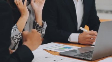 Bir grup sıradan giyinmiş Asyalı iş adamı ofiste fikirleri tartışıyor. Yaratıcı profesyoneller, yeni başarılı girişim projesinin önemli konularını tartışmak üzere toplantıda bir araya geldiler.