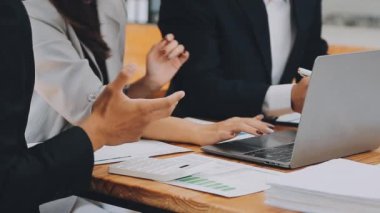 Bir grup sıradan giyinmiş Asyalı iş adamı ofiste fikirleri tartışıyor. Yaratıcı profesyoneller, yeni başarılı girişim projesinin önemli konularını tartışmak üzere toplantıda bir araya geldiler.