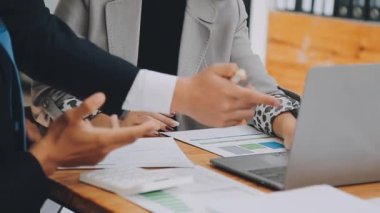 Bir grup sıradan giyinmiş Asyalı iş adamı ofiste fikirleri tartışıyor. Yaratıcı profesyoneller, yeni başarılı girişim projesinin önemli konularını tartışmak üzere toplantıda bir araya geldiler.