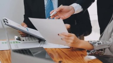 Bir grup sıradan giyinmiş Asyalı iş adamı ofiste fikirleri tartışıyor. Yaratıcı profesyoneller, yeni başarılı girişim projesinin önemli konularını tartışmak üzere toplantıda bir araya geldiler.