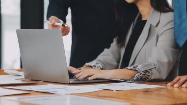 Bir grup sıradan giyinmiş Asyalı iş adamı ofiste fikirleri tartışıyor. Yaratıcı profesyoneller, yeni başarılı girişim projesinin önemli konularını tartışmak üzere toplantı masasında bir araya geldiler.