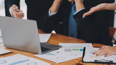 Bir grup sıradan giyinmiş Asyalı iş adamı ofiste fikirleri tartışıyor. Yaratıcı profesyoneller, yeni başarılı girişim projesinin önemli konularını tartışmak üzere toplantı masasında bir araya geldiler.