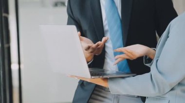 Bir grup sıradan giyinmiş Asyalı iş adamı ofiste fikirleri tartışıyor. Yaratıcı profesyoneller, yeni başarılı girişim projesinin önemli konularını tartışmak üzere toplantı masasında bir araya geldiler.