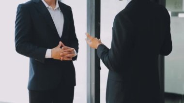 Bir grup sıradan giyinmiş Asyalı iş adamı ofiste fikirleri tartışıyor. Yaratıcı profesyoneller, yeni başarılı girişim projesinin önemli konularını tartışmak üzere toplantı masasında bir araya geldiler.
