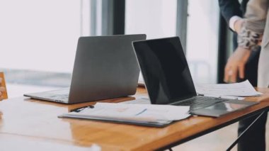 Bir grup sıradan giyinmiş Asyalı iş adamı ofiste fikirleri tartışıyor. Yaratıcı profesyoneller, yeni başarılı girişim projesinin önemli konularını tartışmak üzere toplantı masasında bir araya geldiler.