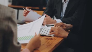 Bir grup sıradan giyinmiş Asyalı iş adamı ofiste fikirleri tartışıyor. Yaratıcı profesyoneller, yeni başarılı girişim projesinin önemli konularını tartışmak üzere toplantı masasında bir araya geldiler.