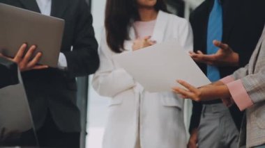 İş adamları ofiste mali raporları tartışıyor