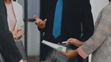 İş adamları ofiste mali raporları tartışıyor