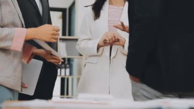 İş adamları ofiste mali raporları tartışıyor