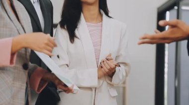 vlogger, blog yazarı küçük KOBİ iş kadını Asyalı güzel kadınlar kıyafetleri canlı yayın satışı internet üzerinden satışı, ev ofisinde mevcut ürün detaylarını gösterme, girişimci ekommerce