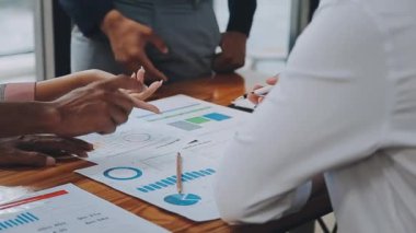 İş adamları ofiste mali raporları tartışıyor