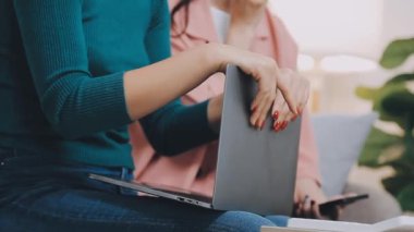 Üniversite bayan öğrencileri uzaktan öğreniyor..