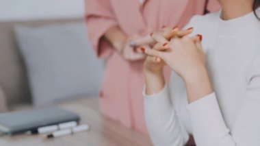 Üniversite bayan öğrencileri uzaktan öğreniyor..