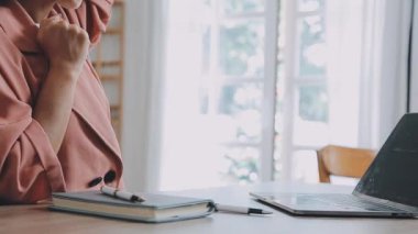 Üniversite bayan öğrencileri uzaktan öğreniyor..