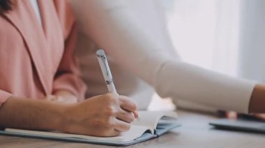 Üniversite bayan öğrencileri uzaktan öğreniyor..