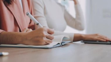 Üniversite bayan öğrencileri uzaktan öğreniyor..