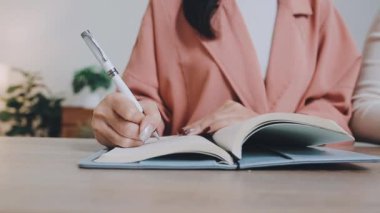 Üniversite bayan öğrencileri uzaktan öğreniyor..