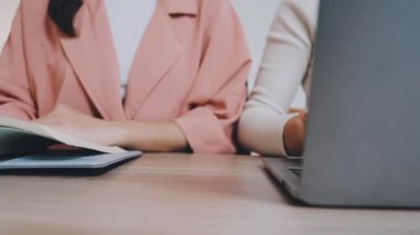 Üniversite bayan öğrencileri uzaktan öğreniyor..