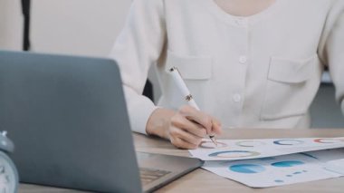 İşletme ve finans dünyasını temsil eden gösterişli bir ofiste çalışan genç bir kadının profesyonel portresi.