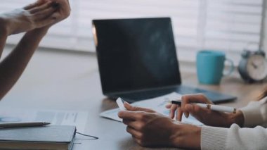 İş adamları ofiste mali raporları tartışıyor