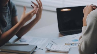 İş adamları ofiste mali raporları tartışıyor