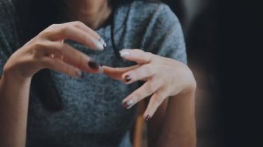 İki genç Asyalı iş kadını yeni başlatılan proje sunumuyla ilgili konuşuyor, tartışıyor, görüşüyorlar. Plan pazarlama ve ofis yatırımlarını analiz ediyorlar..
