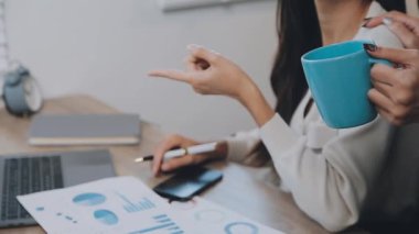 İş adamları ofiste mali raporları tartışıyor