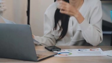 İş kadını evde laptop ile çalışma.