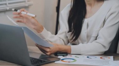 İki genç Asyalı iş kadını yeni başlatılan proje sunumuyla ilgili konuşuyor, tartışıyor, görüşüyorlar. Plan pazarlama ve ofis yatırımlarını analiz ediyorlar..