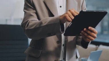 Modern tablet bilgisayar kullanan iş adamı