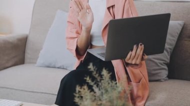 Üniversite bayan öğrencileri uzaktan öğreniyor..