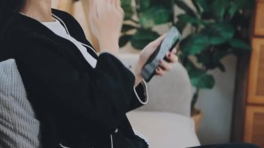 Cep telefonu kullanan genç ve güzel Asyalı girişimci.