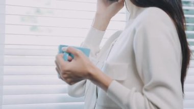 Cep telefonu kullanan genç ve güzel Asyalı girişimci.