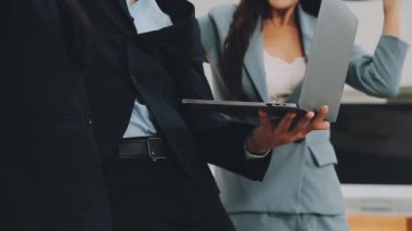 Bir grup sıradan giyinmiş Asyalı iş adamı ofiste fikirleri tartışıyor. Yaratıcı profesyoneller, yeni başarılı girişim projesinin önemli konularını tartışmak üzere toplantıda bir araya geldiler.