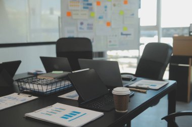 Açık bir finans bürosundaki masada dizüstü bilgisayar..