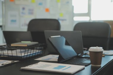 Açık bir finans bürosundaki masada dizüstü bilgisayar..