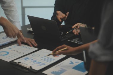 İş ekibi işbirliği mali veriler ve pazarlama büyüme raporlarıyla analiz etmeyi takım halinde, şirket kârından yararlanmak için strateji planlama, sunum ve beyin fırtınası grafiği üzerinde tartışır..