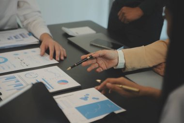 İş ekibi işbirliği mali veriler ve pazarlama büyüme raporlarıyla analiz etmeyi takım halinde, şirket kârından yararlanmak için strateji planlama, sunum ve beyin fırtınası grafiği üzerinde tartışır..