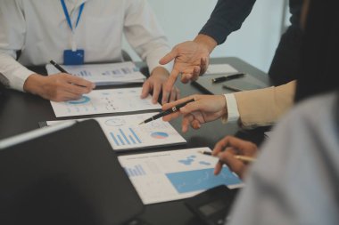 İş ekibi işbirliği mali veriler ve pazarlama büyüme raporlarıyla analiz etmeyi takım halinde, şirket kârından yararlanmak için strateji planlama, sunum ve beyin fırtınası grafiği üzerinde tartışır..