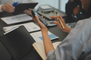 İş ekibi işbirliği mali veriler ve pazarlama büyüme raporlarıyla analiz etmeyi takım halinde, şirket kârından yararlanmak için strateji planlama, sunum ve beyin fırtınası grafiği üzerinde tartışır..