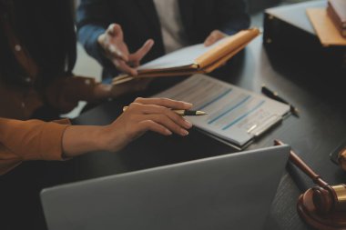 Adalet ve hukuk kavramı. Hukuk Müşaviri tokmak ve yasal hukuk veya yasal ile imzalanmış bir sözleşme istemciye sunar arka planda hukuk firmasında takım toplantısı