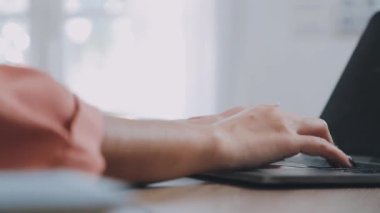 Üniversite bayan öğrencileri uzaktan öğreniyor..