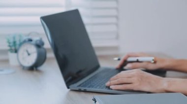 Üniversite bayan öğrencileri uzaktan öğreniyor..