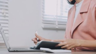 Modern bir ofis içinde görevlerini yapan genç profesyonel bir kadının portresi iş ve finans dünyasının özünü gözler önüne seriyor..