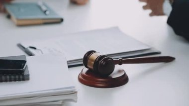 Yargıç Gavin ve Adalet Avukatları hukuk firmasının arka planında takım toplantısı yapıyorlar. Hukuk ve Hukuk Hizmetleri kavramları.