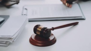 Yargıç Gavin ve Adalet Avukatları hukuk firmasının arka planında takım toplantısı yapıyorlar. Hukuk ve Hukuk Hizmetleri kavramları.