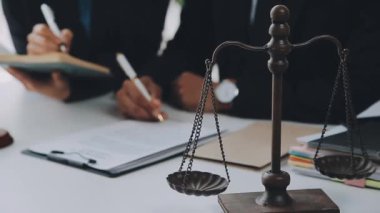 Yargıç Gavin ve Adalet Avukatları hukuk firmasının arka planında takım toplantısı yapıyorlar. Hukuk ve Hukuk Hizmetleri kavramları.