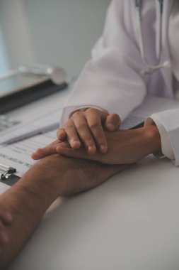 Ev bakımı hemşiresi ve yaşlılar kardiyoloji sağlık hizmetleri. Genç İspanyol kadın doktor hemşirenin yakın çekimleri sırasında steteskop kullanarak olgun beyaz hasta kalp atışlarını kontrol et.