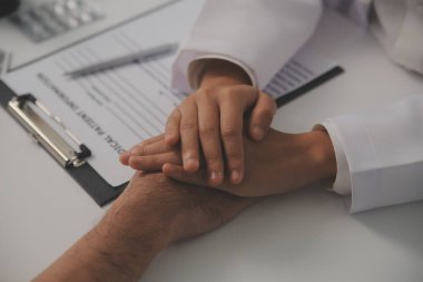 Ev bakımı hemşiresi ve yaşlılar kardiyoloji sağlık hizmetleri. Genç İspanyol kadın doktor hemşirenin yakın çekimleri sırasında steteskop kullanarak olgun beyaz hasta kalp atışlarını kontrol et.